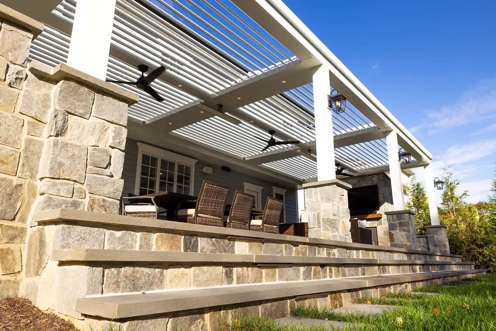 photo of a StruXure Pergola with louvered roof
